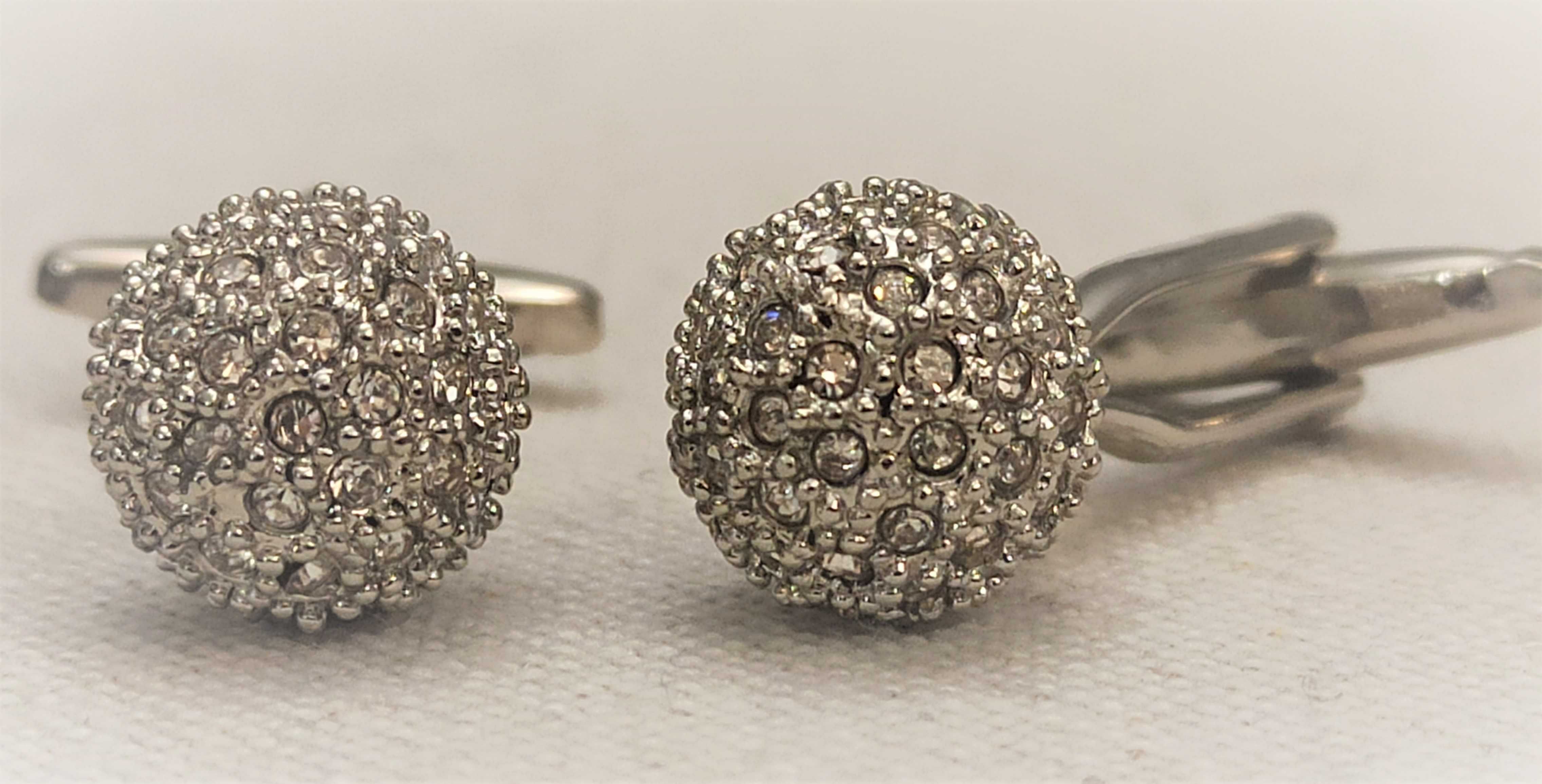 Gustowne spinki w kolorze srebrnym ozdobiona licznymi kryształkami