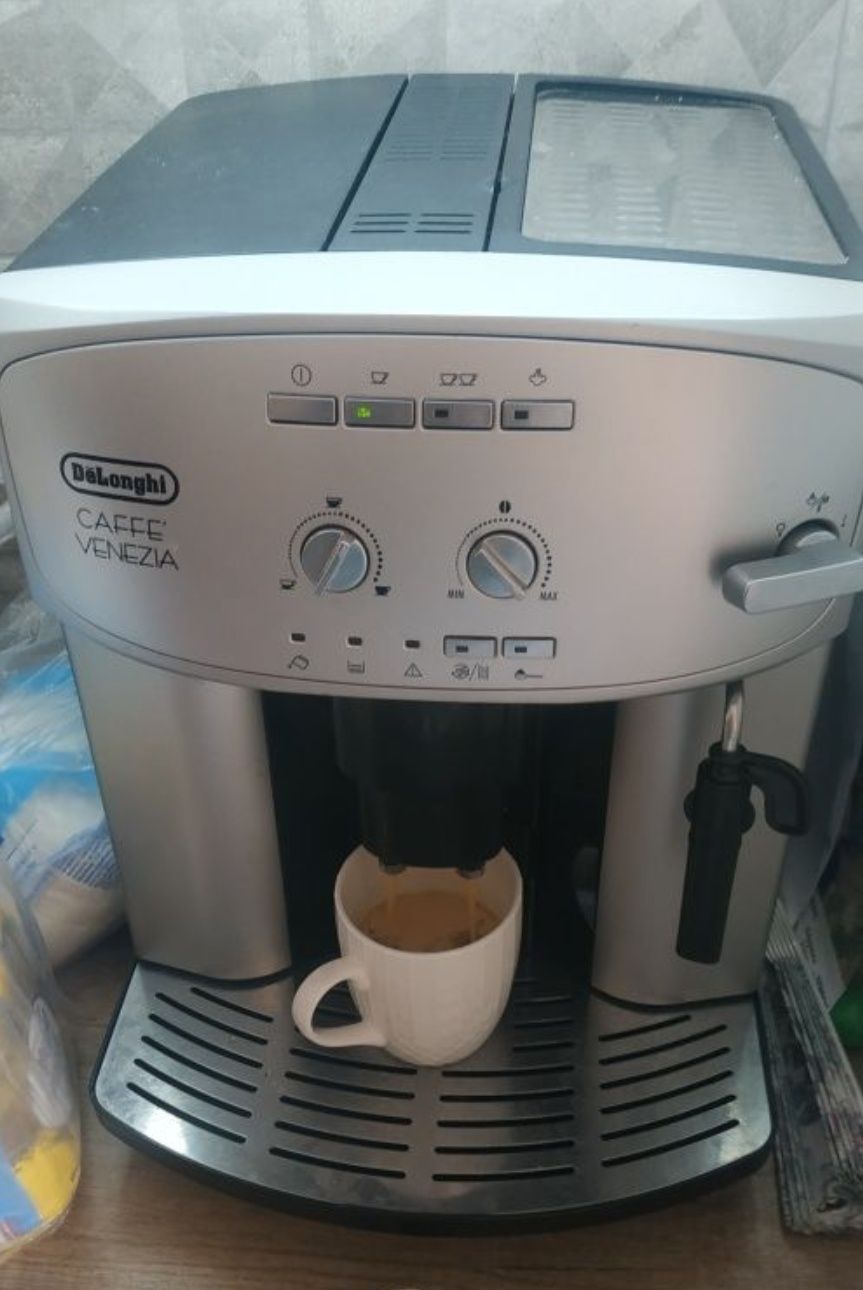 Кавомашина, кофемашина delonghi esam 2200