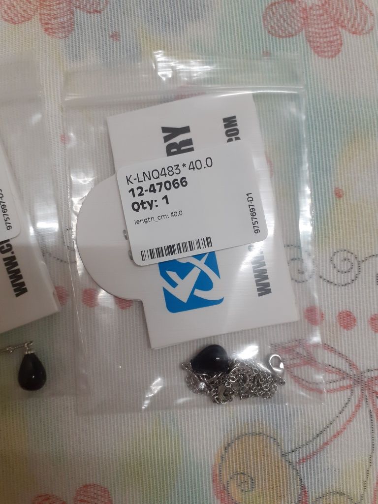 Vendo colares/fios revestidos cor de prata. NOVOS.Com etiqueta