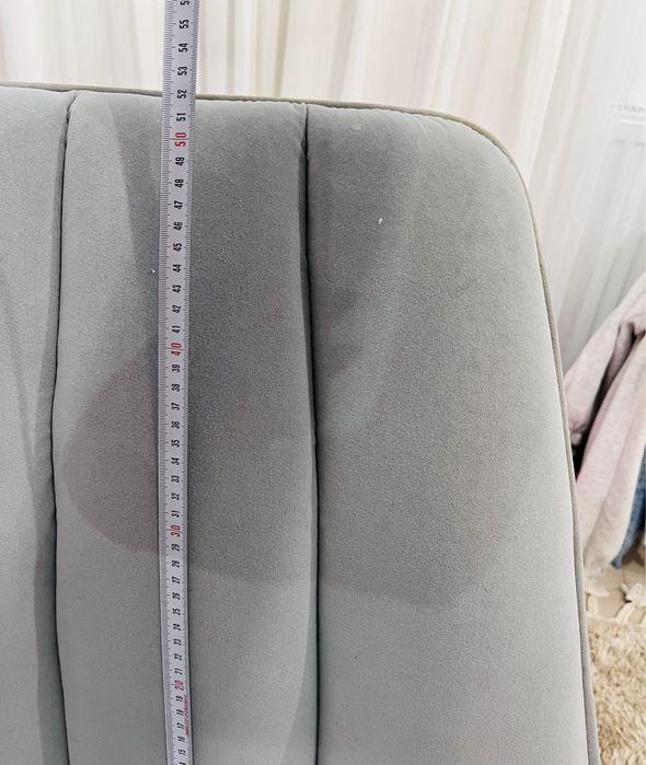 Piekny szary welurowy skandynawski fotel bujany