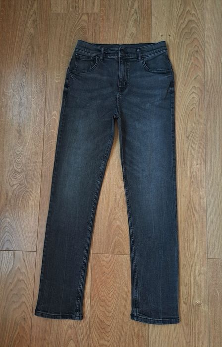 Сірі джинси та блакитна сорочка сорочка з довгим рукавом 158  см