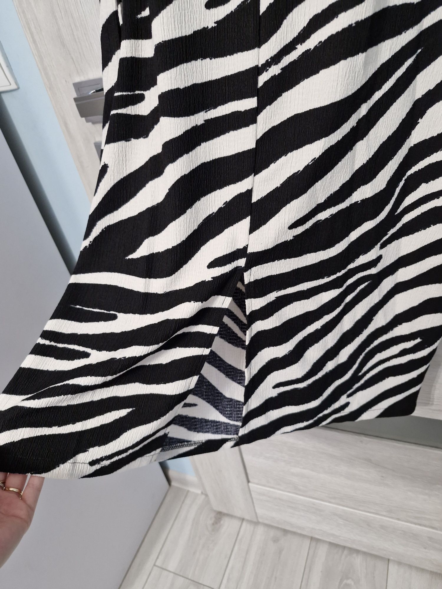 Sukienka na regulowanych ramiączkach Zebra Esmara L 44/46