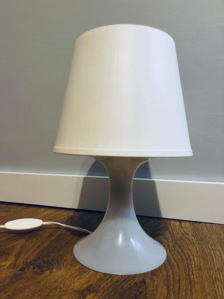 Biala lampka nocna stolowa z abazurem lampa
