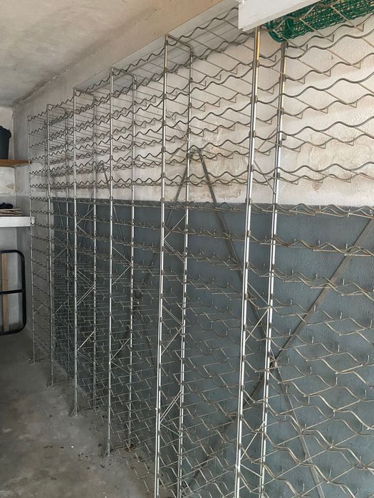 Garrafeira de vinho. Para 200 garrafas. Adega de vinho.