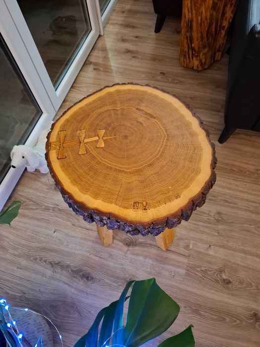 Stolik kawowy z plastra drewna