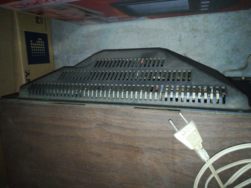 Tv Philips antiga a preto/branco c/ madeira bem conservada - a funcion