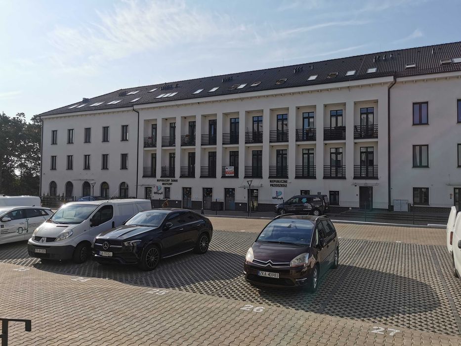 Kawalerka z ogródkiem, i widokiem na panoramę miasta
