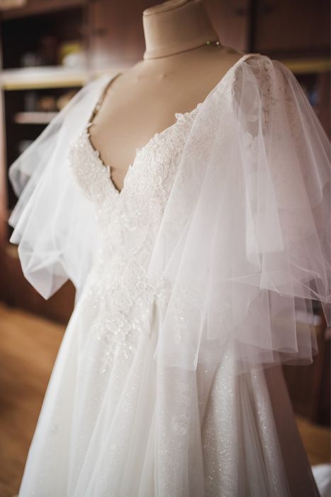 Продам ШИКАРНУ весільну сукню з шлейфом