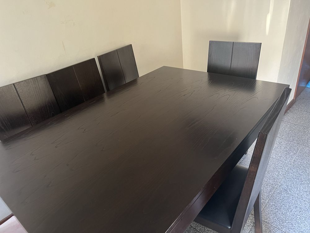 Mesa extensivel com 6 cadeiras em carvalho maciço,