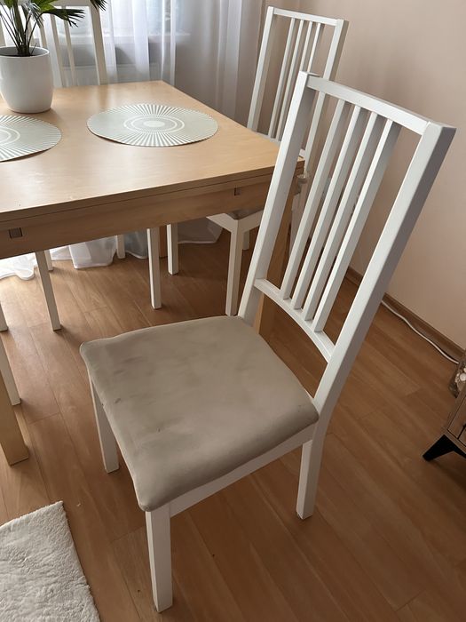 Krzesło białe z miękkim beżowym siedziskiem