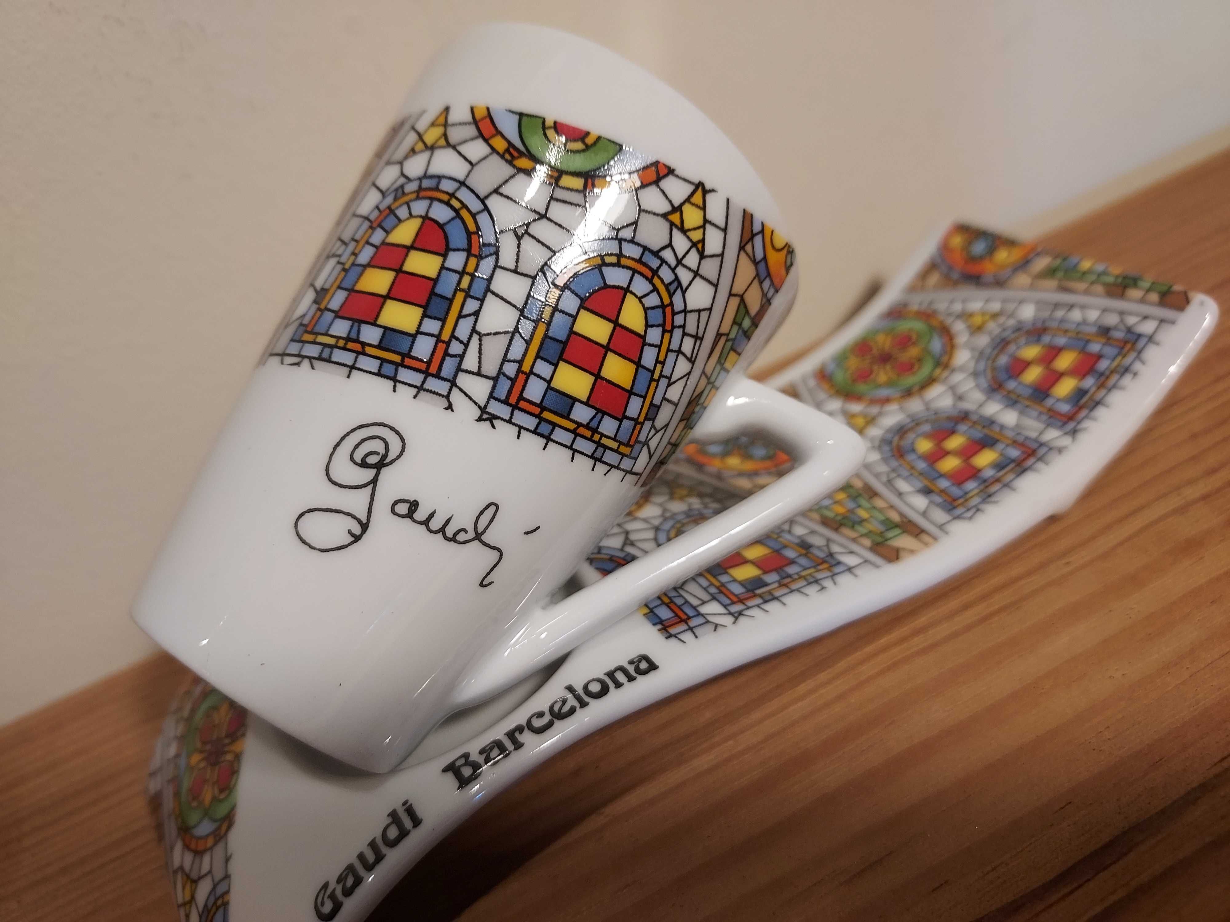 Chávena e pires de café alusivos a Gaudi