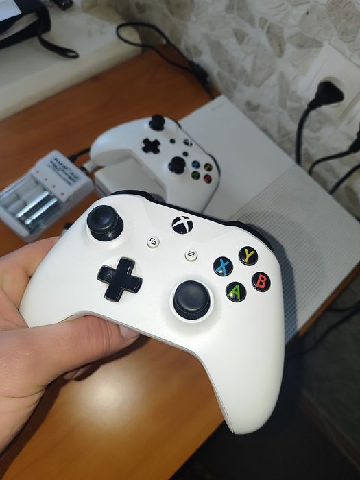 Xbox one s. Два геймпада.  Состояние идеал