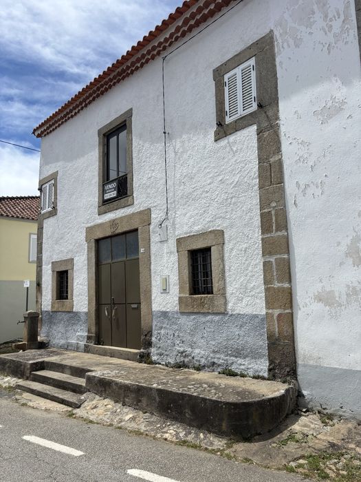 Vendo cada junto albufeira do azibo 10 km de macedo 15 de braganca