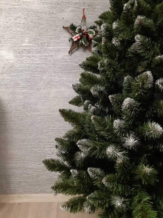 Choinka sztuczna z białymi końcami GĘSTA Puszysta 220 cm wysoka