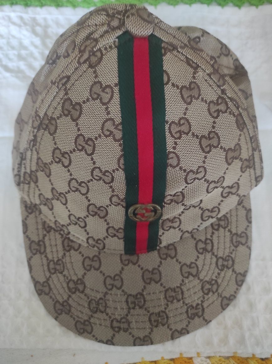 Bonés da Gucci, em Preto e Creme.