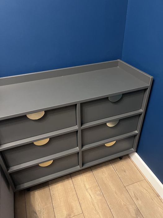 Komplet do sypialni grafitowa szafa i komoda sypialnia górna półka