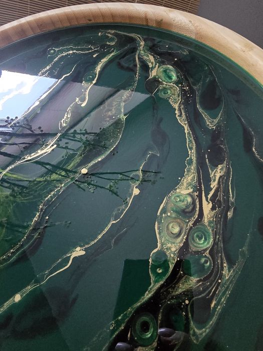 Drewniana taca z żywicą epoksydowa