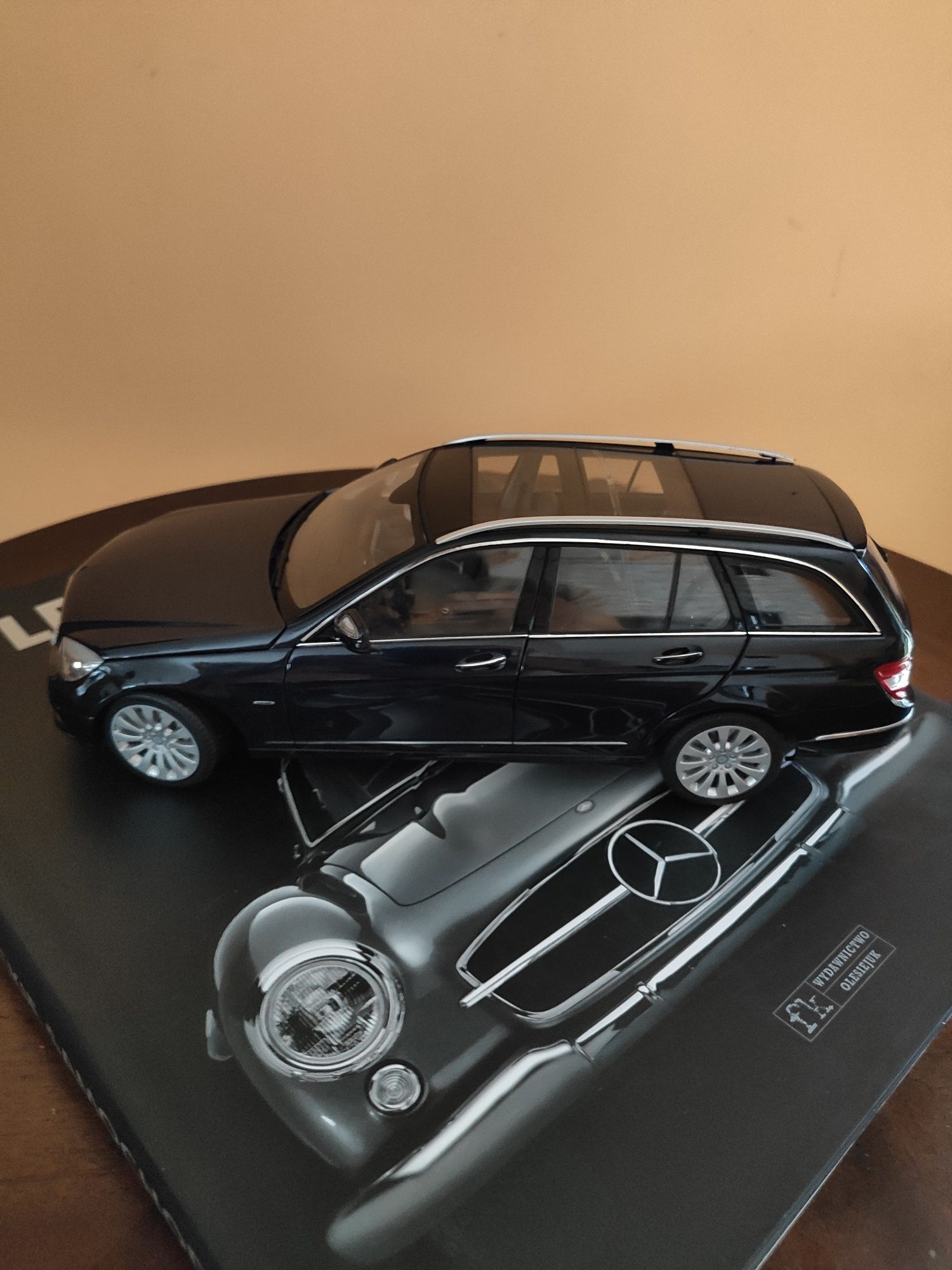 Mercedes - Benz C klasa W204_Modell- T AutoArt 1:18