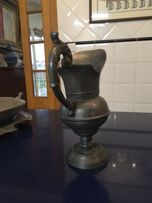 Jarro e taça de estanho 85% puro contrastado tambem vendo separado