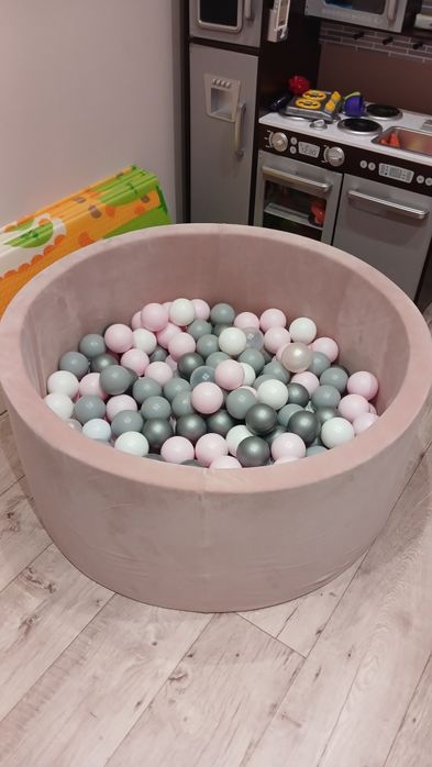 Сухий басейн з кульками