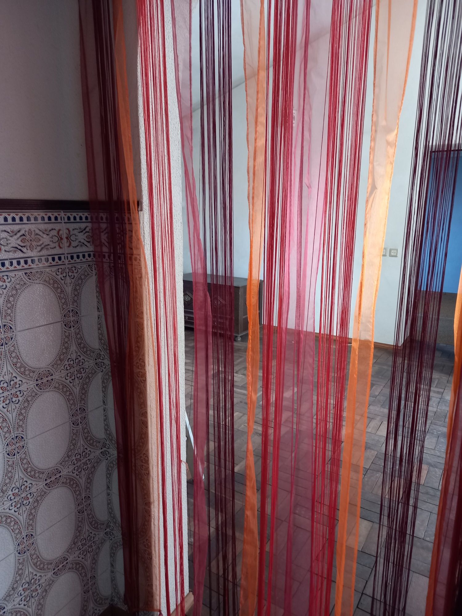Cortinas em tons de laranja com varão e suportes