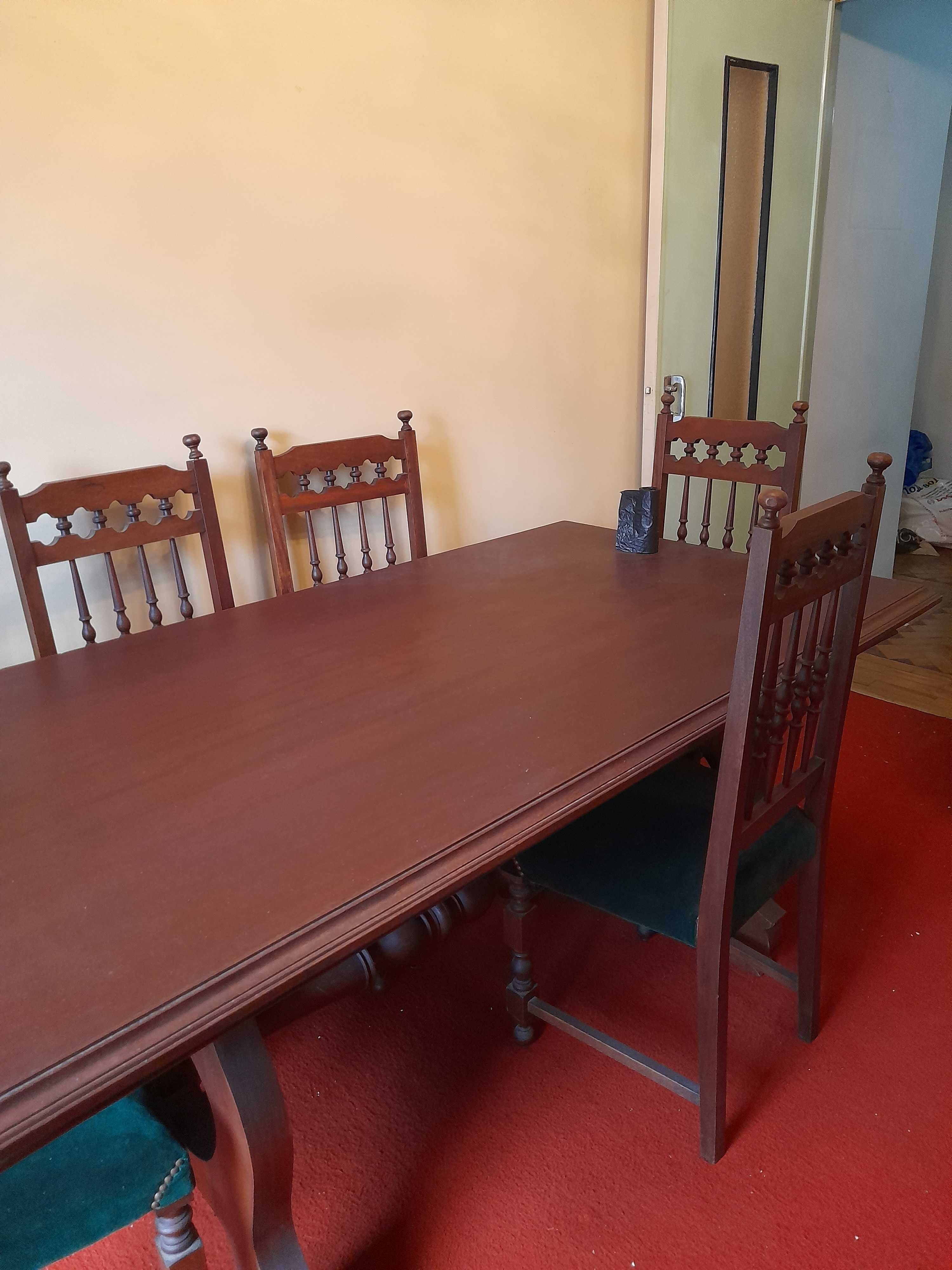 Móvel de sala de jantar rústico com mesa e cadeiras