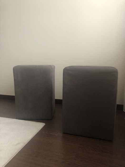 Dois Pufes em veludo