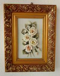 Quadro decorativo com flores em porcelana