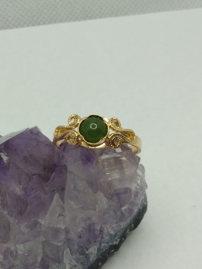 Złoty pierścionek , zielone oczko złoto 585