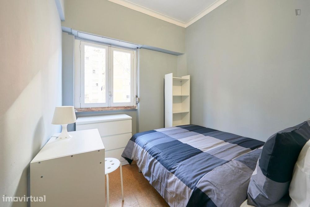 553623 - Quarto com cama de casal em...