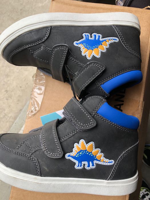 Продам новые детские ботиночки