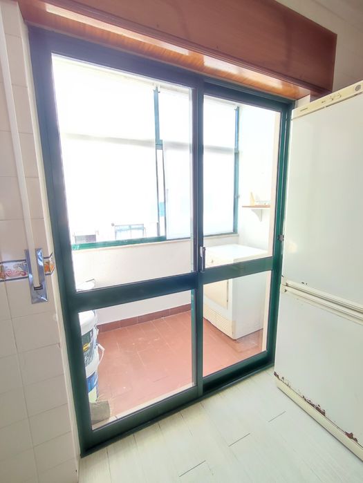 Porta de correr em alumínio verde 200*150