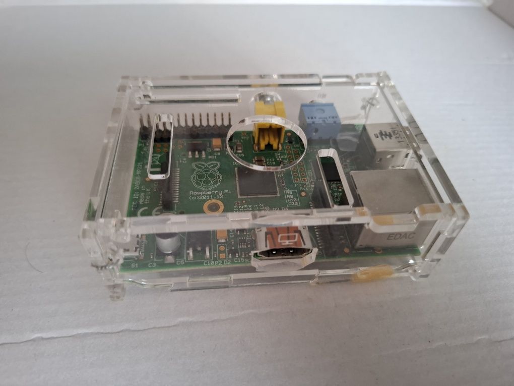 Raspberry pi 1	 b moduł Wi-fi dedykowana kamera