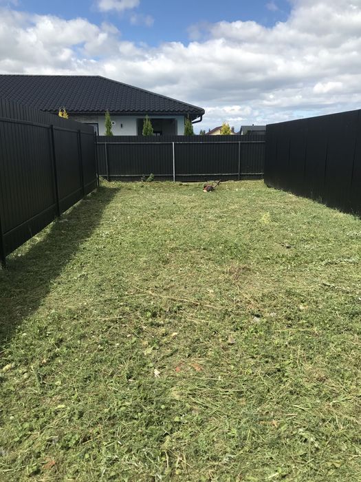 Покос трави мотокосою