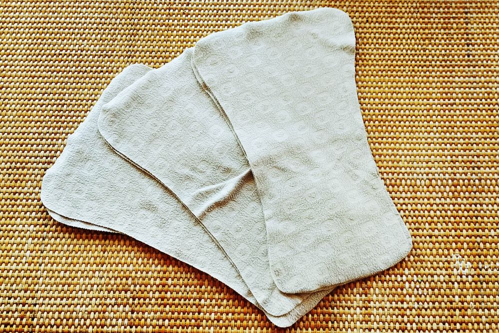 Fraldas pré dobradas, fralda ajustada, absorventes, outros
