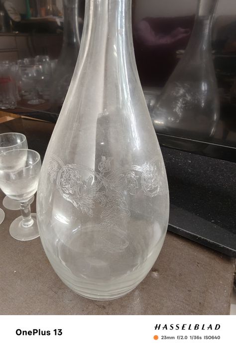 2 garrafas de licor + 5 copos