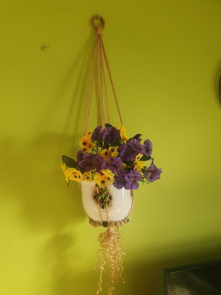 Doniczka ceramiczna z kwiatkiem
