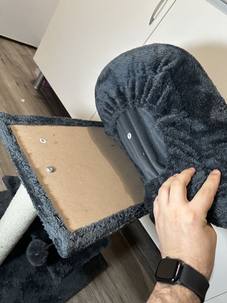 Arranhador com cama para gato