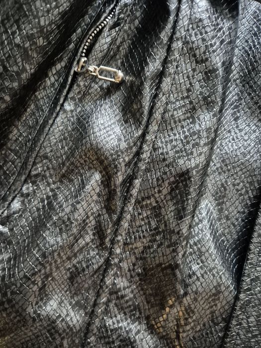 Nowa, zimowa kurtka z naturalnym futerkiem przy kapturze