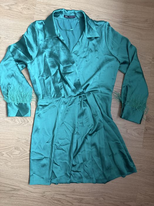 Жіноча атласна міні-сукня zara з пір'ям на манжетах рукавів