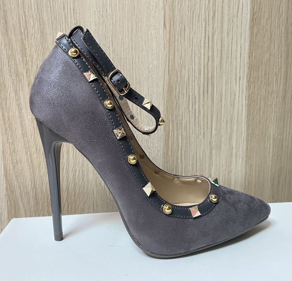 Sapatos Stilettos em cinzento com tachas (novos)