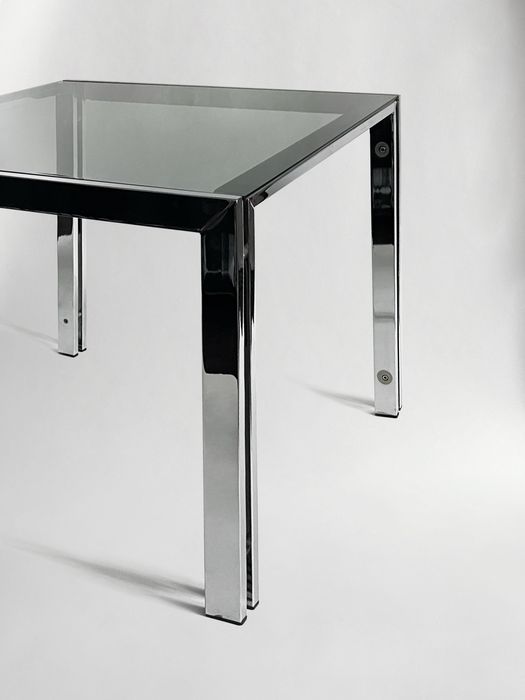 Stolik metalowy ze szklanym blatem, srebrna konstrukcja, kwadrat, loft