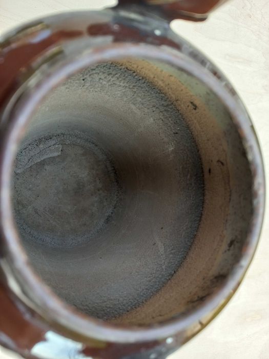 Stary, emaliowany czajnik wpuszczany w fajerkę