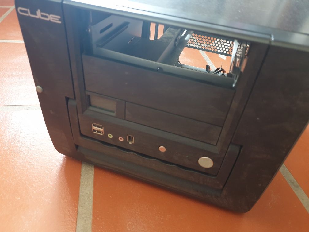 Vendo caixa de PC Cube para board micro Atx