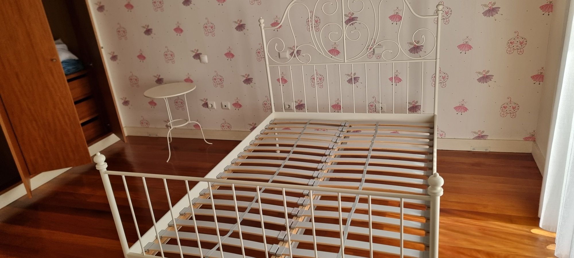 Cama em ferro com aparador
