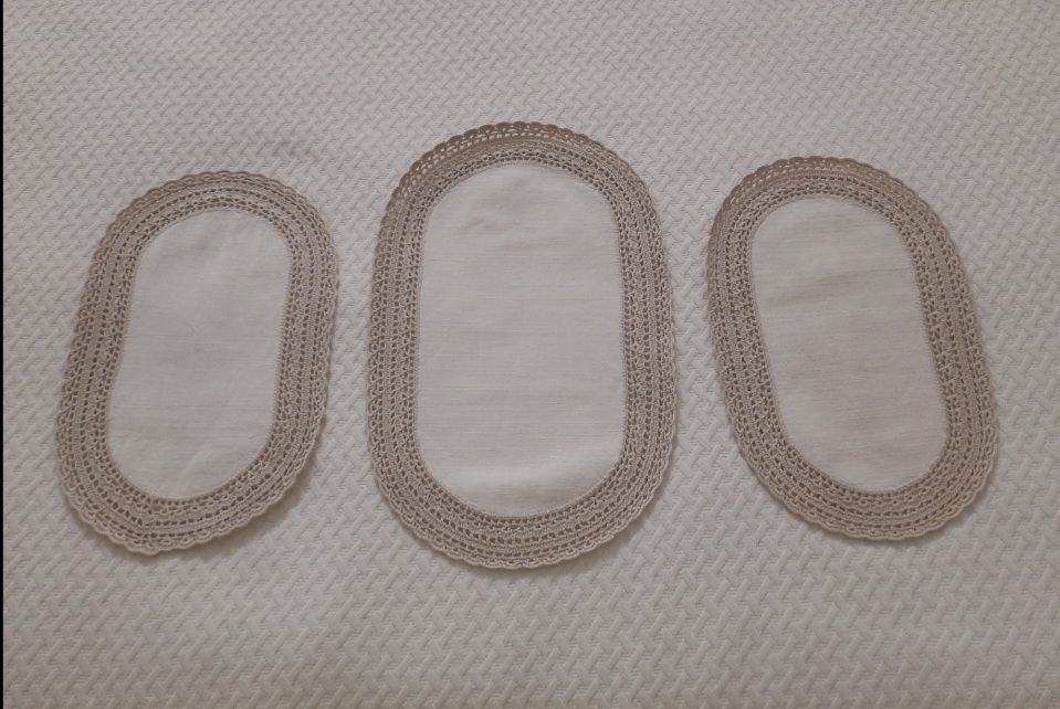Conjunto de naperons feitos com linho caseiro e croché