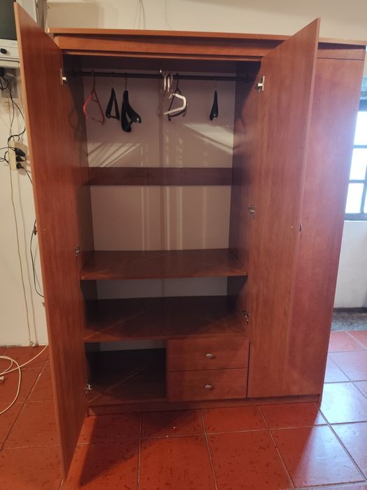 Roupeiro com espelho