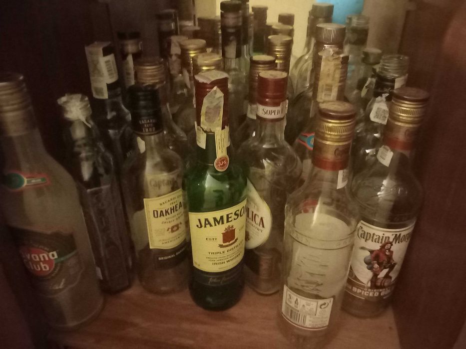 САМОВЫВОЗ ТОЛЬКО. Отдам много разных пустых бутылок. Киев, центр