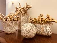 Conjunto decorativo de quatro peças, que inclui as flores secas