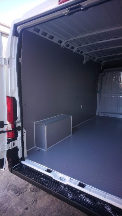 Zabudowa przestrzeni ładunkowej w aucie Peugeot Boxer L3H2
